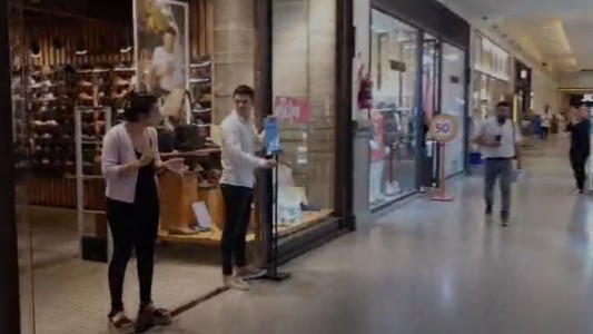 Trabajadores de un shopping protestan y piden cerrar al público