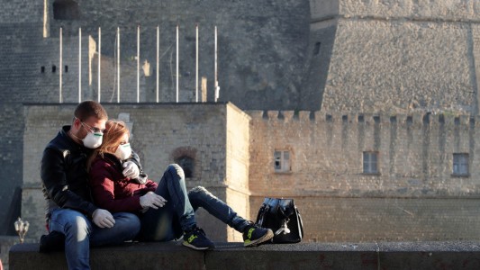 Viajó a Italia con su amante, contrajo coronavirus y ahora está aislado con su esposa