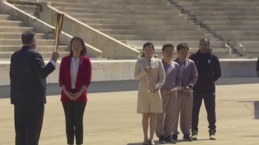 En medio de la pandemia de coronavirus, se encendió la llama olímpica