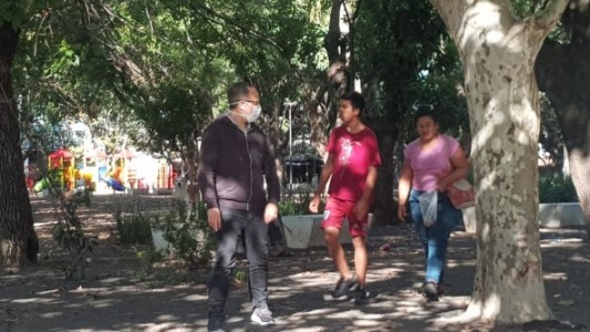 Video: el intendente que sale a la calle con un altoparlante para que los vecinos no salgan de sus casas