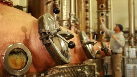 Donaron 19.000 litros de alcohol de pera para usar en hospitales de Río Negro