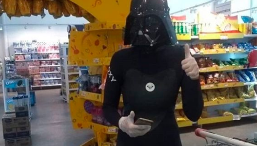 La chica que se disfrazó de Darth Vader para ir de compras en la cuarentena