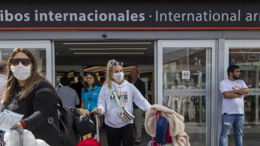 Tras el cierre de fronteras, el Gobierno pide que los argentinos con patologías llamen al consulado