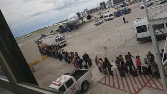 Una  fiscal fue a buscar a sus familiares a Ezeiza y después indagó a dos personas