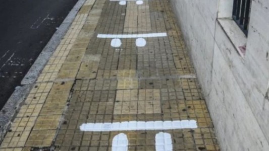 Coronavirus: en Paraná pintaron las veredas para marcar distancias en las filas