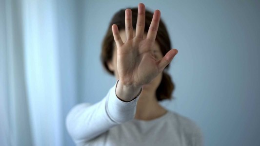 Las mujeres podrán denunciar violencia de género en las farmacias: "Código barbijo rojo"