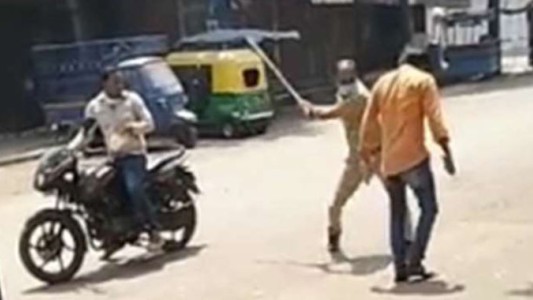 VIDEO: castigan con palazos a quienes rompen la cuarentena en India y Pakistán