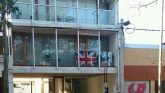 En el aniversario de Malvinas, un  joven colgó una bandera inglesa del balcón y fue repudiado por los vecinos