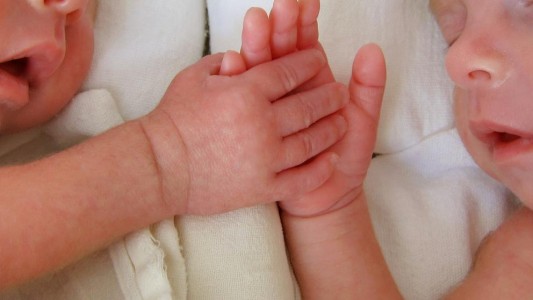 Tuvieron gemelos y le pusieron de nombre Corona y Covid