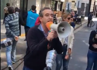 VIDEO: así intentó ordenar el caos afuera de los bancos, el intendente de la ciudad de Rosario
