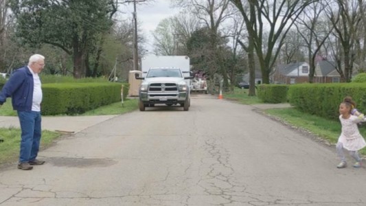 VIDEO. el baile a distancia del abuelo con su pequeña nieta en plena cuarentena