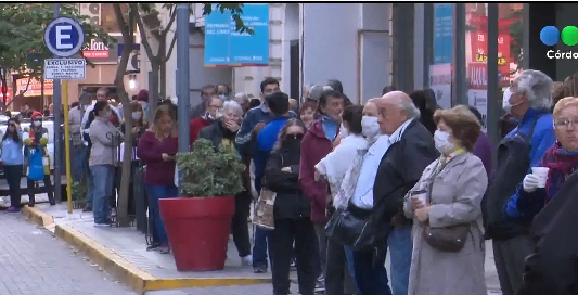 Caos en la city: indignación y desbordes para cobrar jubilaciones y asignaciones