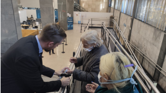 Domingo con bancos abiertos: pagaron a jubilados y pensionados con documentos terminados en 2 y 3