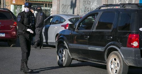 Detuvieron a una pareja que rompió la cuarentena y tenía sexo en el auto