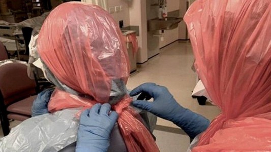 Los médicos ingleses usan bolsas de basura para protegerse del coronavirus