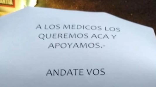 Después de la denuncia de hostigamiento, aparecen carteles de vecinos en apoyo a médicos
