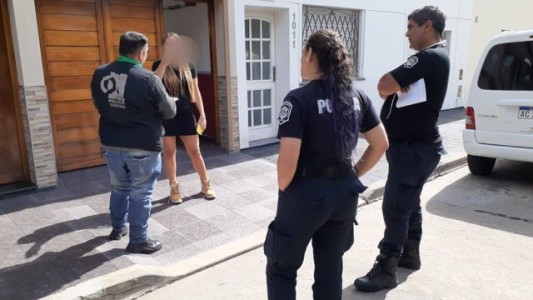 Detuvieron a la joven que se escondió en el baúl de un taxi para ver a su novio