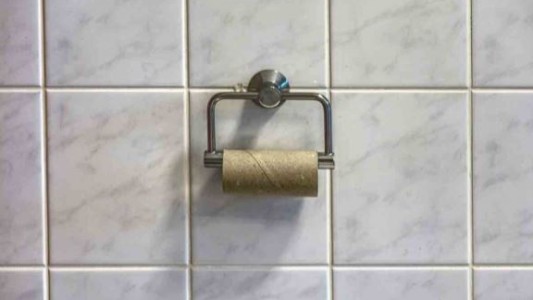 Coronavirus: un hombre golpeó a su madre por esconder el papel higiénico y fue detenido