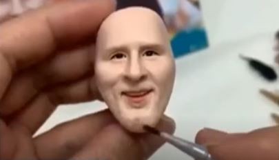 VIDEO: un artista chino crea un Messi en miniatura