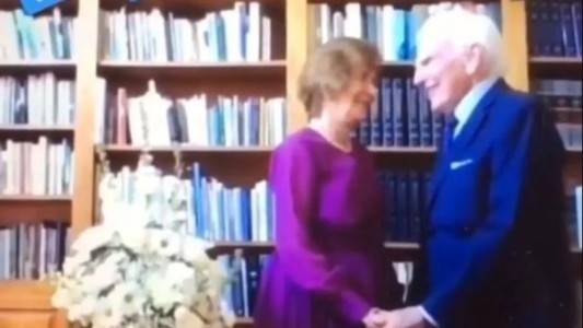 Video viral: en plena cuarentena, abuelitos se casaron por videollamada