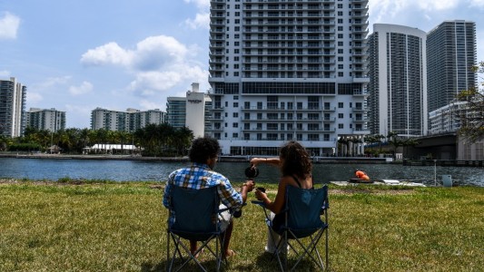 Renunciaron para dar la vuelta al mundo y están varados en un estacionamiento de un hipermercado