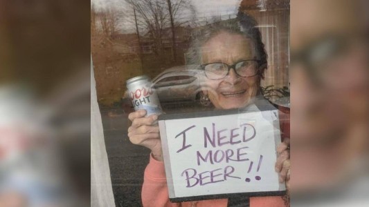 La historia de la anciana que pidió cerveza en plena cuarentena y recibió una gran sorpresa
