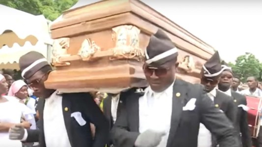 "Soy fan de Messi": entrevista a uno de los ghaneses del meme con el ataúd