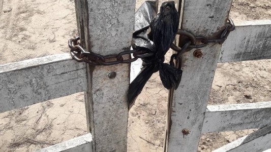 La maestra que camina 10 kilómetros para dejarle tarea a sus alumnos sin Internet