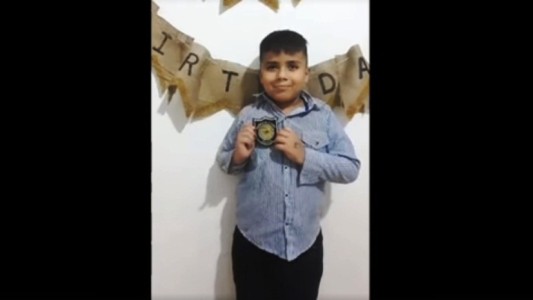 Cumplió 7 años, no podía estar con sus amigos y la policía le dio una sorpresa