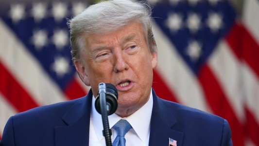 Trump afirma que EE.UU. pasó el pico de contagios de coronavirus y prepara la reapertura económica