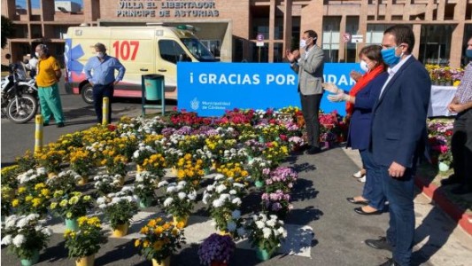 FOTOS: Con las ventas en cuarentena, las flores salen del aislamiento en los Hospitales Municipales