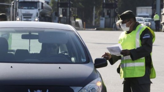 Casi tres millones de personas fueron detenidas o advertidas en todo el país por violar la cuarentena obligatoria