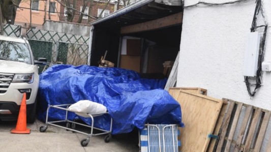 "No tenemos más espacio": funeraria apila cuerpos afuera y a la vista de todos