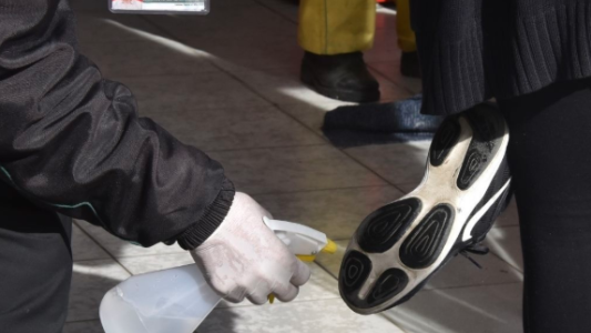 La ciencia responde: ¿puede el coronavirus contagiarse por la ropa, el calzado o la barba?