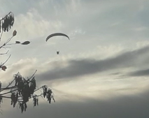 De no creer: un jubilado rompió la cuarentena volando en parapente