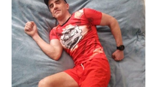 Video: atleta corrió una maratón de 100 kilómetros alrededor de su cama