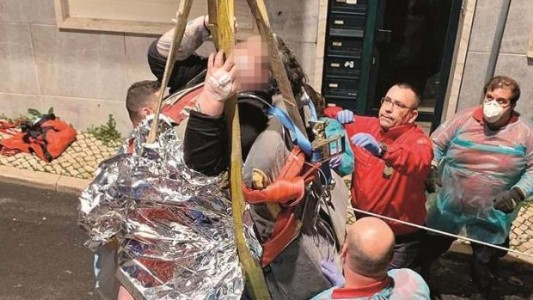 Pesaba 300 kilos, lo intentaron rescatar con una grúa y murió antes de llegar al hospital