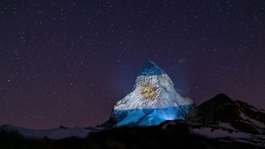 Coronavirus: la bandera de Argentina, proyectada en los alpes suizos
