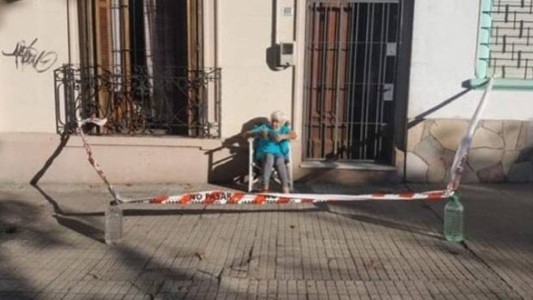 La abuela que "cerró" su vereda para poder tomar mate en la puerta de su casa