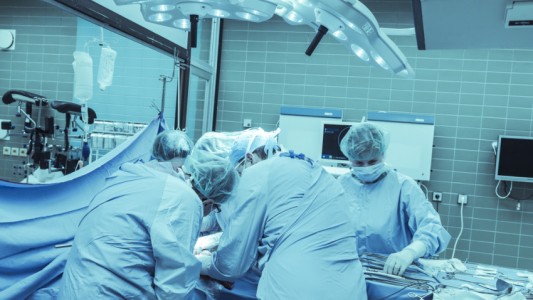 Médicos intentan salvarle la vista a una nena de 7 años que fue violada y golpeada