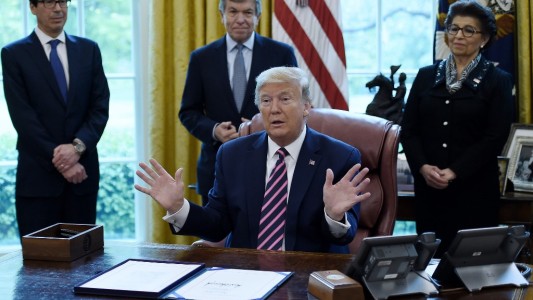 ¿Inyectar desinfectante? Las sugerencias médicas de Trump desconciertan a Estados Unidos