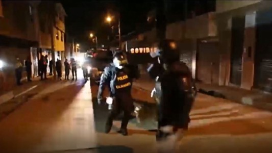 VIDEO IMPERDIBLE: policía peruana entierra al coronavirus estilo meme de los ghaneses