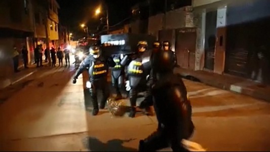 Coronavirus: Policías hacen el baile del ataúd para concientizar
