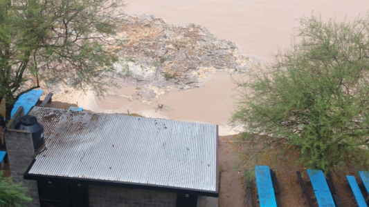 Rosario: se derrumbó y cayó al río la parte del club Mitre