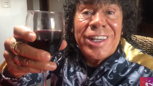 "Un vino y series hasta la 5 de la mañana", reapareció la "Mona" Jiménez y habló de su cuarentena