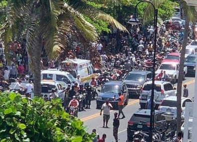 Una multitud se aglomeró tras un profeta dominicano que vaticina el fin de la Covid-19