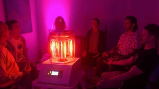 Denunciaron a un famoso chef por promocionar una "máquina de luz" contra el coronavirus