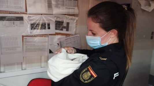 Hallaron un bebe recién nacido abandonado en un changuito de supermercado