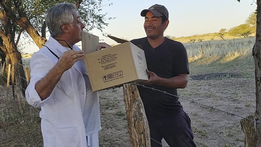 Cuarentena: El maestro que recorre La Pampa con la escuela al hombro