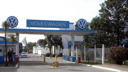 Rotando turnos de 230 empleados, mañana vuelve a trabajar la fábrica Volkswagen